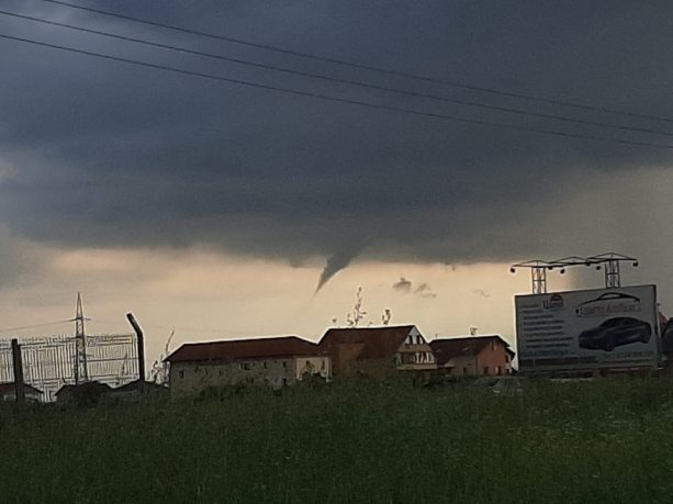 O tornadă a îngrozit locuitorii din apropiere de Timișoara. Totul a fost filmat