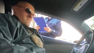 Aroganță supremă! Interlop din Vaslui, filmat în timp ce a luat la mișto un polițist. „Asta e amendă de săraci"