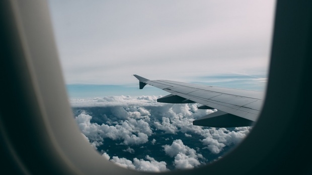 Pasageri blocaţi pe Aeroportul Craiova, unde aeronavele nu pot ateriza din cauza ploii!