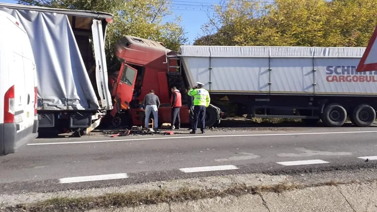 Impact violent între două TIR-uri, în județul Argeș. Unul dintre șoferi a ajuns la spital