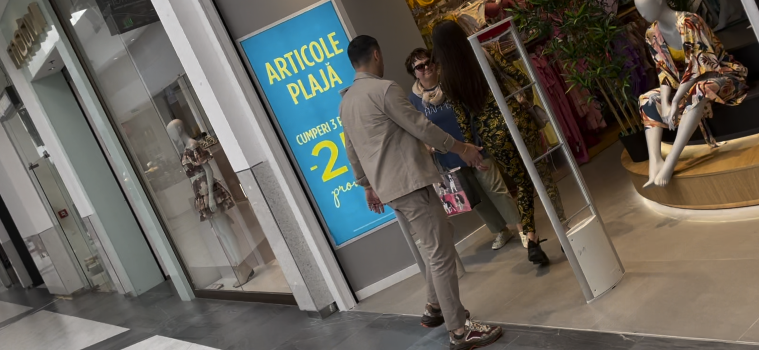 Flick și Denisa au trecut în revistă hainele de vară din magazine (Foto: CANCAN.RO)