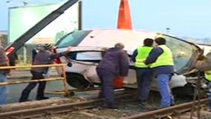 VIDEO Accident spectaculos în Capitală! Linia tramvaielor 41, blocată după ce o maşină a ajuns pe şine