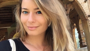 Pe LAURA COSOI o cunoaşte toată lumea, însă nimeni nu s-ar fi gândit că sora ei arată aşa! Asemănarea e incredibilă
