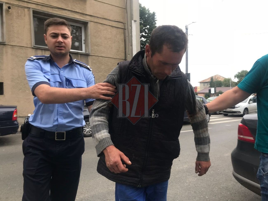Un bărbat din Iași i-a tăiat stomacul fratelui și s-a făcut nevăzut: „Nu mai e om”