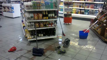 VIDEO Romania cutitarilor! Tanarul injunghiat de o femeie a scapat ca prin urechile acului! Desi a umplut o benzinarie de sange inca mai putea sa mearga!