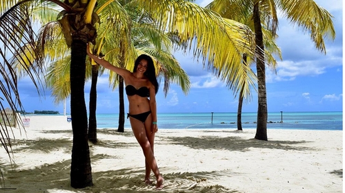 Asta e cea mai sexy apariţie a CORINEI CARAGEA! Bărbaţii au ”înnebunit” când au văzut cum arată prezentatoarea în costum de baie


