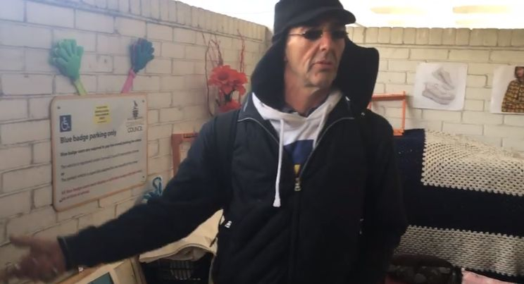 Cum a reușit un om al străzii să-și facă „hotel de lux” în parcare
