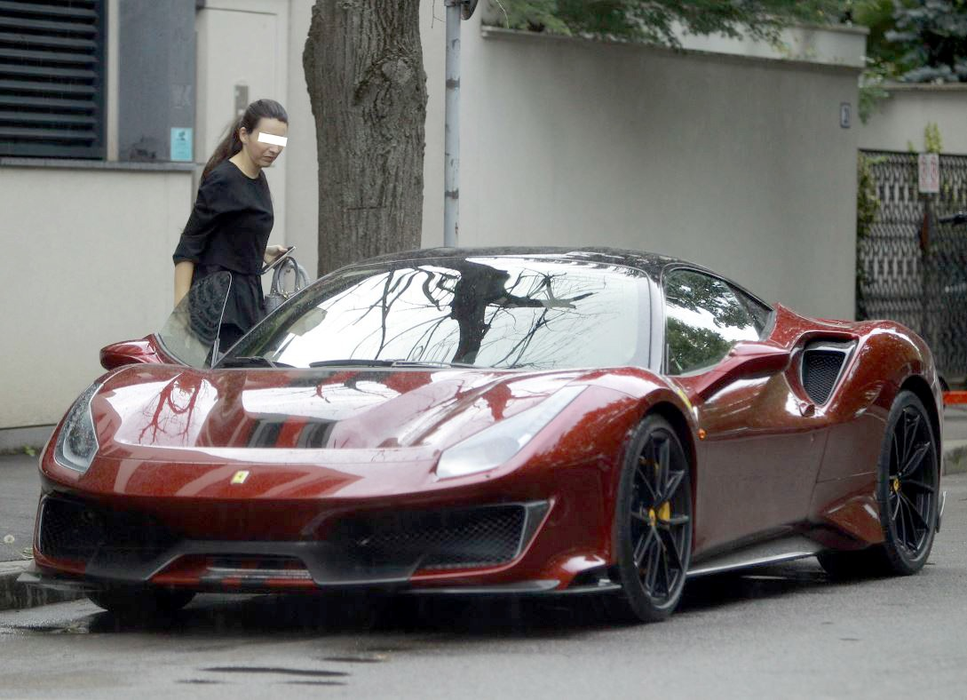 Tânăra iese prima din superbul Ferrari