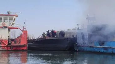 Incendiu puternic pe Dunăre, la o barjă cu bauxită. Pompierii s-au luptat minute în șir cu flăcările