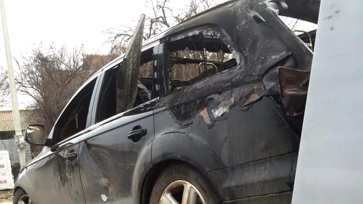 Un tânăr din Dolj s-a trezit cu mașina incendiată. Îl bănuiește pe fostul iubit al concubinei sale