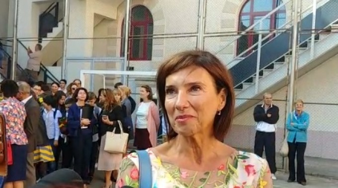 Cum s-a îmbrăcat Carmen Iohannis în prima zi de școală! Șoția președintelui a preluat o nouă generație de elevi. FOTO