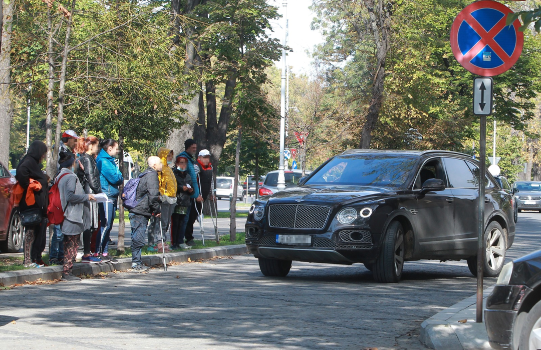 Mașinile de la Palat nu au mai oprit pentru a-i "milui" pe nevoiași