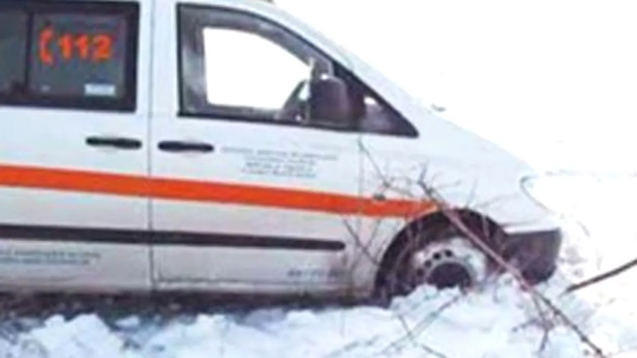 Zăpada şi frigul fac victime în nordul ţării! Ambulanţă cu trei copii, blocată într-un şanţ după ce a derapat din cauza poleiului