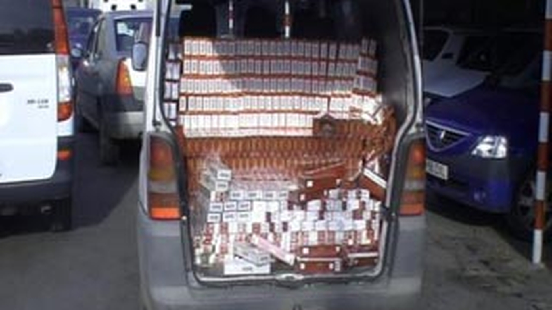 Un sofer care transporta 5.000 de pachete cu tigari de contrabanda a fost retinut cu focuri de arma