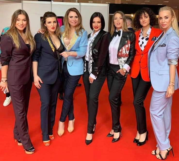 Adina Buzatu – ținute feminine la puterea masculin. 5 sugestii de vestimentații pentru o apariție impresionantă la petreceri