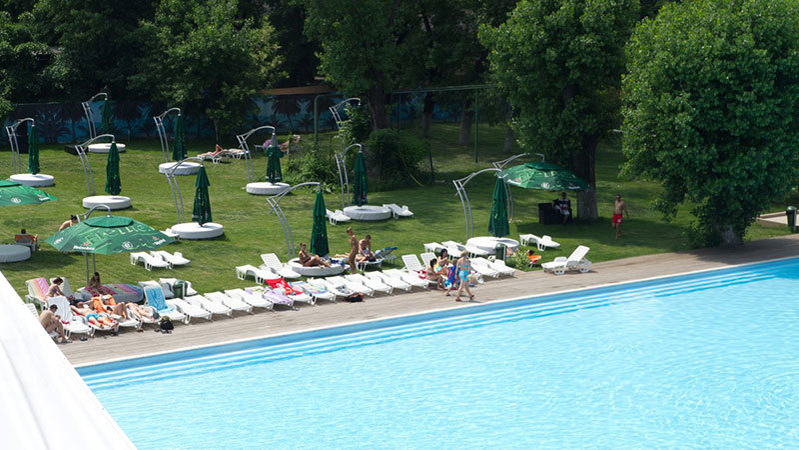Ştrandul Uverturii dispune de un bazin mare pentru adulţi şi o piscină pentru copii