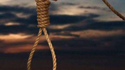 O adolescentă de 15 ani s-a spânzurat deoarece tatăl ei i-a luat telefonul mobil