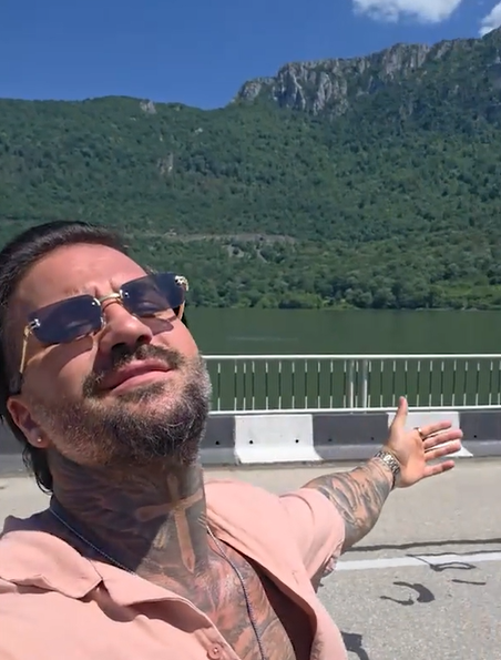 Marcel de la Insula iubirii, gafă de zile mari! Unde a crezut că este când s-a filmat lângă statuia lui Decebal/ sursă foto: captură video TikTok