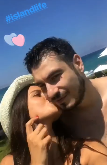 Iulia a uitat de tot și l-a sărutat cu foc
