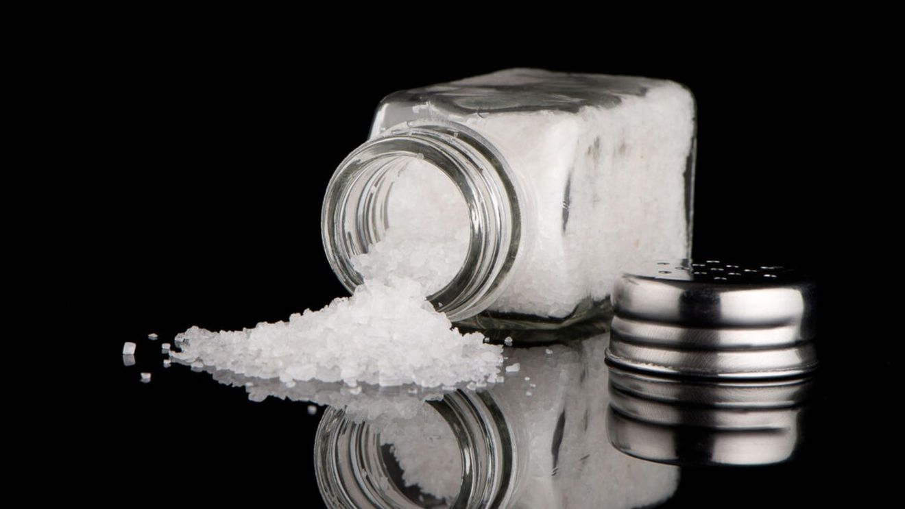 Ce se întâmplă în corpul tău dacă mănânci prea multă sare. Studiul care te va pune pe gânduri
