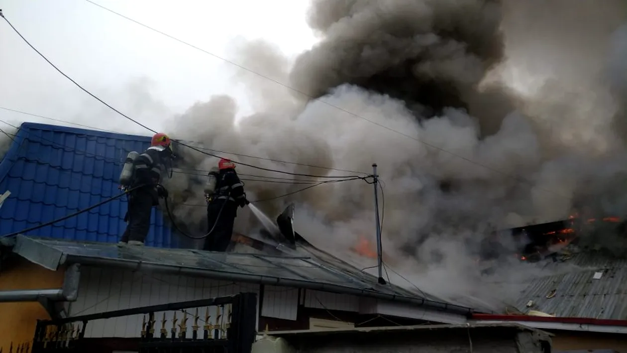 Incendiu devastator în București! Patru imobile ard ca torțele