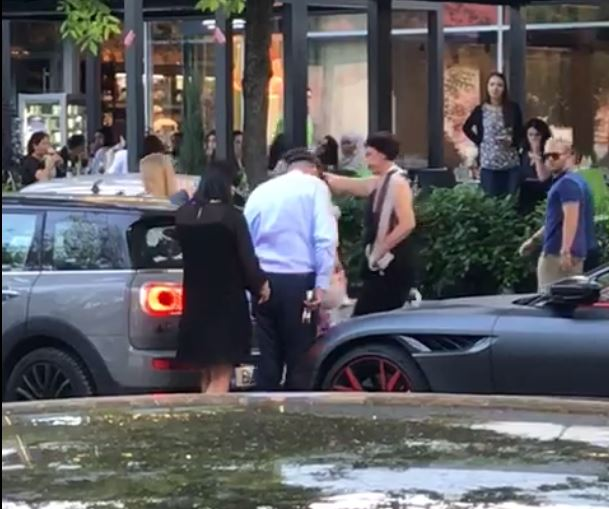 Dan Nicorescu se îndreaptă spre restaurantul de unde a ieșit când și-a văzut mașina lovită