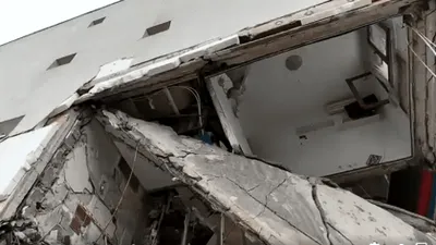 Primele imagini din interiorul blocului distrus de explozia din Rahova au stârnit revolta locatarilor: „Dacă era Ceaușescu, vă atârna în cui!”