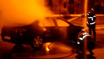 Distracţie la beţie! Doi tineri au incendiat trei maşini parcate pe o stradă din Timişoara