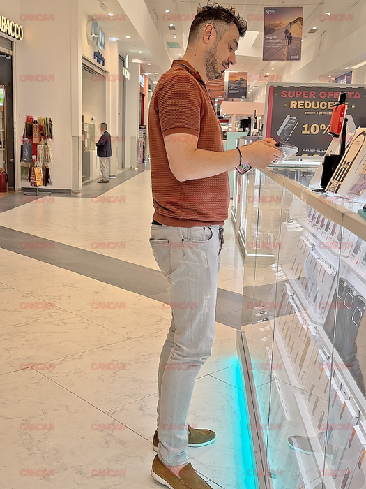 Alexandru Pițurcă la un service GSM în mall Băneasa