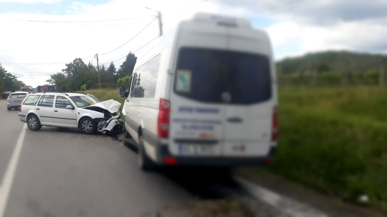 Accident grav în Argeș! Un microbuz și un autoturism au intrat în coliziune. Trei persoane au ajuns la spital