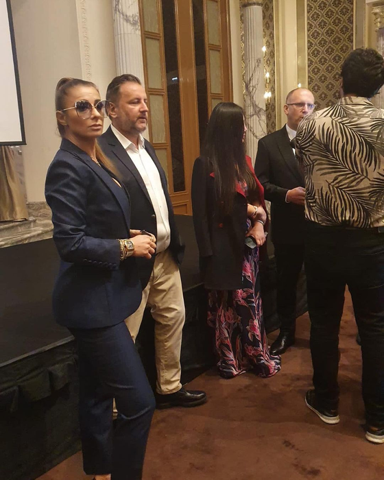 Anamaria Prodan îşi trăieşte viața de femeie liberă în Dubai! Cum a fost surprinsă sexy impresara alături de musculoșii Superkombat
