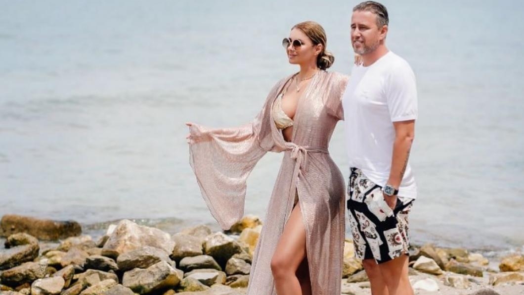 Imagini cu Anamaria Prodan în luxul de la business class! Sexy-impresara a plecat cu avionul la Dubai