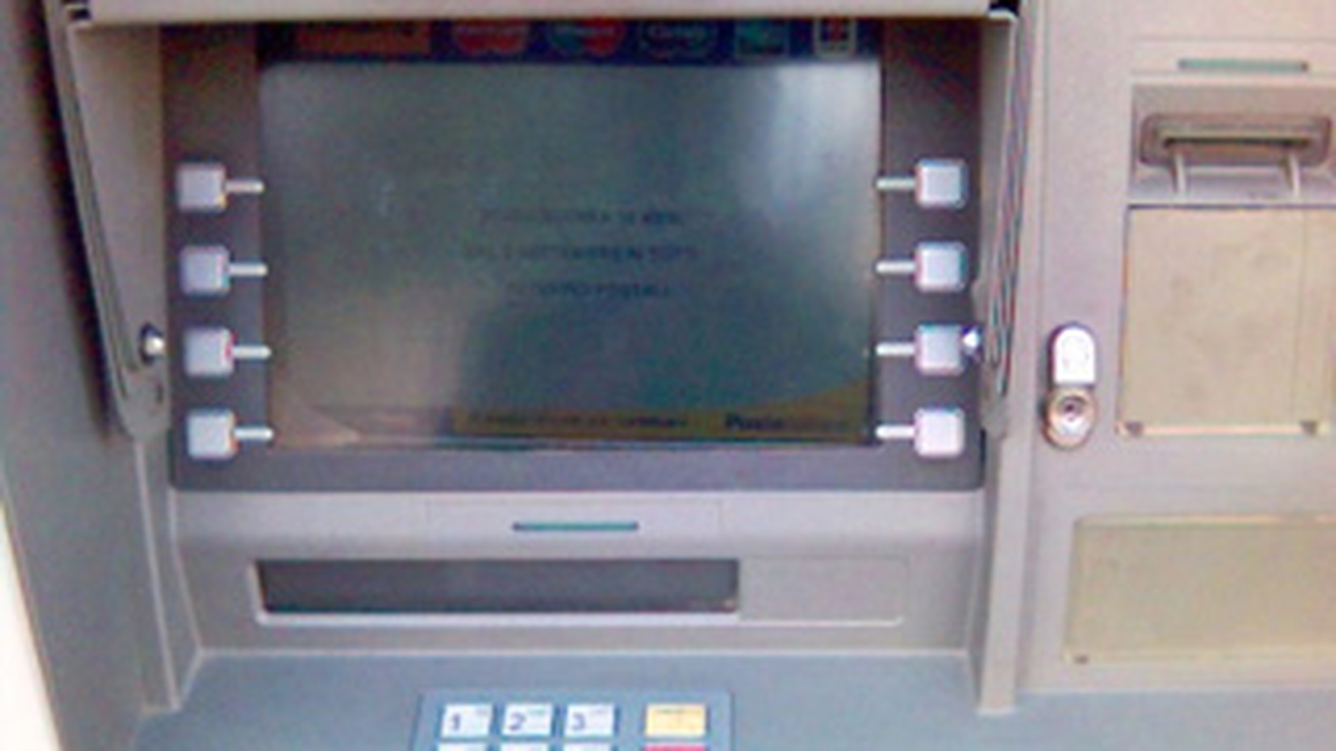 Patru indivizi au spart bancomatul unei primarii din Dambovita