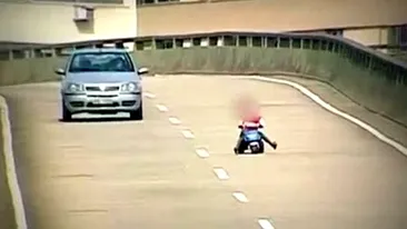 Imagini realizate pe autostrada! Un baietel de doar 8 ani a iesit asa in fata masinilor! Totul a fost filmat, iar sfarsitul este..
