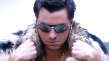 Ea este noua iubita a lui Fizz! Afaceristul si-a scos in lume noua achizitie! Bruneta si-a uitat sutienul acasa