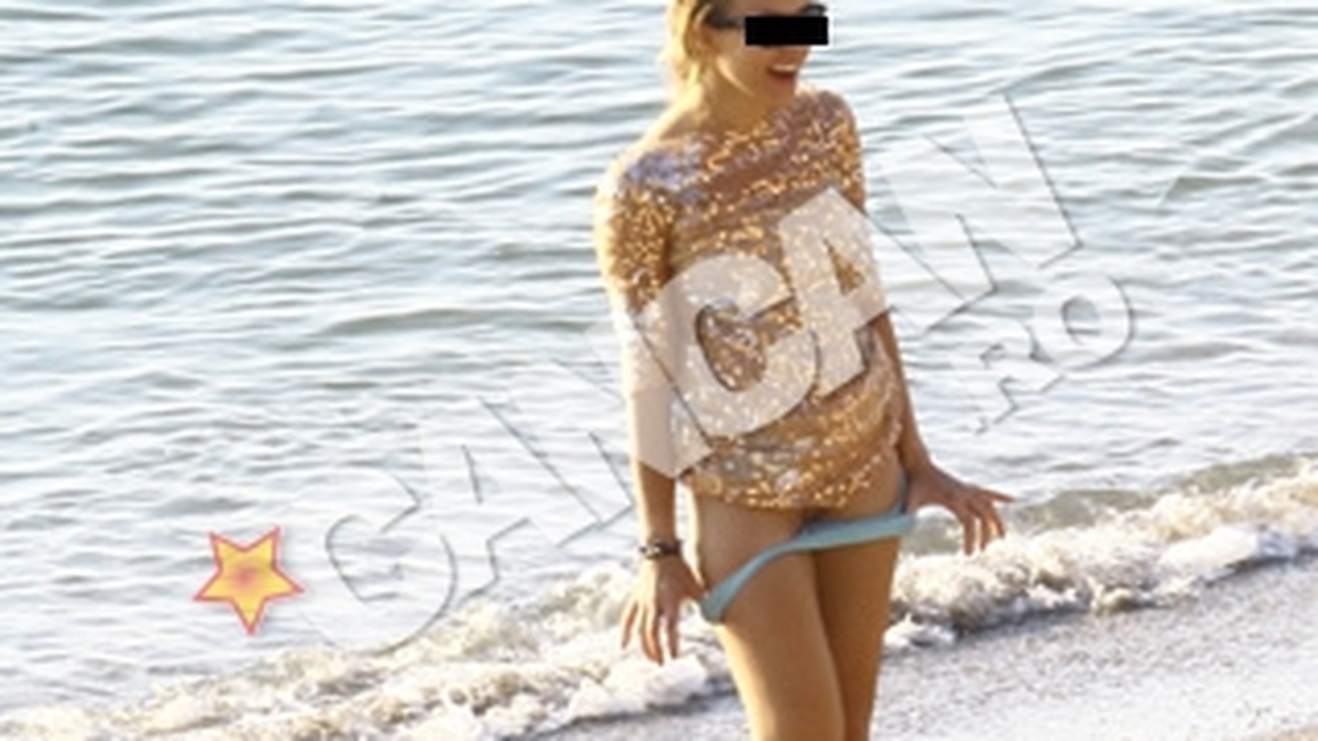 O mai tineti minte pe Leni, blonda care si-a dat jos chilotii in fata lui Piti Jr. la mare? Si-a socat prietenii cu alte poze trasnite si vrea sa devina actrita de telenovele!