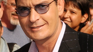 Charlie Sheen si-a prelungit contractul pentru "Two and a half men"! Va primi doua milioane de dolari pe episod!