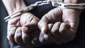 Vrancea: Tânăr reținut pentru ultraj. I-a dat un cap în gură unui polițist