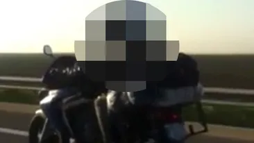 Aparitie incredibila pe Autostrada Soarelui! Ce au putut sa transporte doi tineri pe o motocicleta la 120 km/h