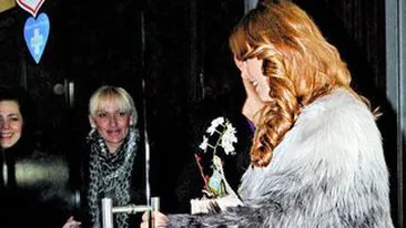 Elena Gheorghe si fiul ei au parasit rezerva de lux in care si-au petrecut primele cinci zile impreuna! Sexy-mamica a purtat pantaloni scurti la externare