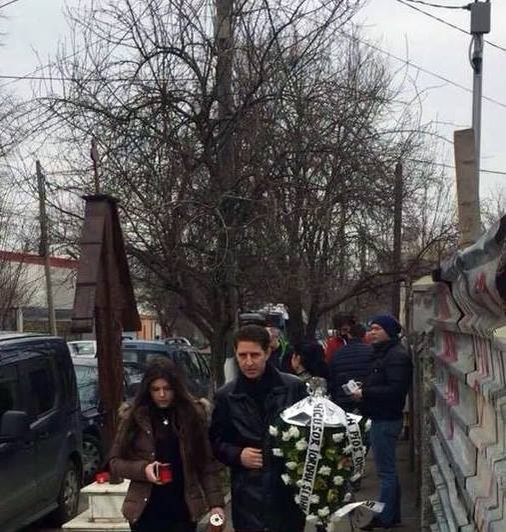 Rosa Preda a venit să-i prezinte ultimele omagii Ilenei Ciuculete. Sursă: wowbiz.ro.
