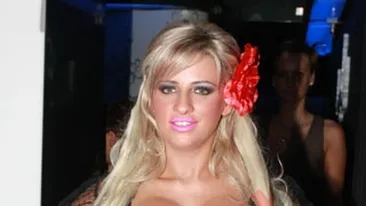 Sanziana Buruiana n-a putut sa se ia in piept cu Pamela Anderson: Cred ca i-a fost frica de concurenta