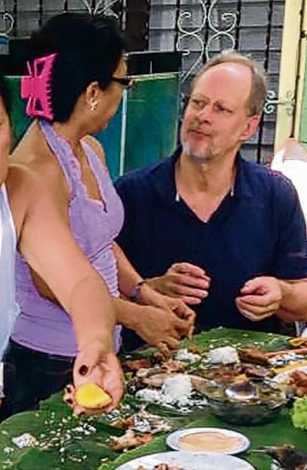 Imagini şocante cu tragătorul din Las Vegas, întins pe jos şi înconjurat de arme şi muniţie. Cum a acţionat  Stephen Paddock