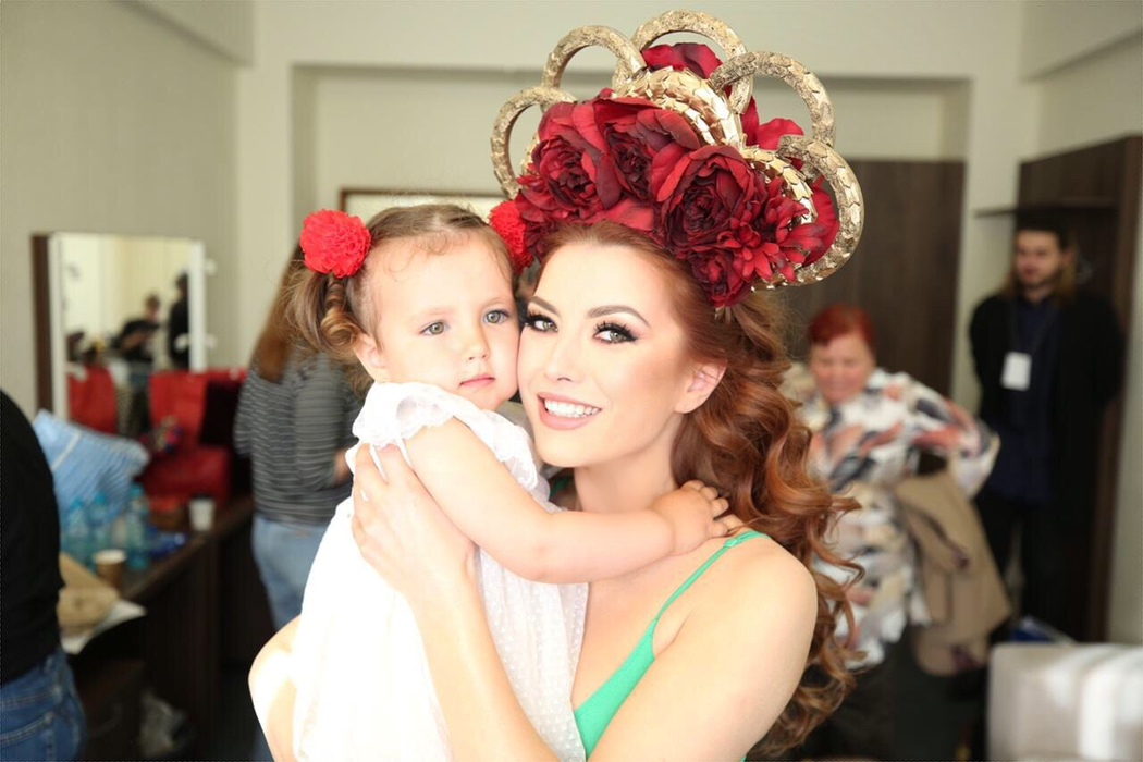 Elena Gheorghe, mărturii în lacrimi în fața a peste 4.000 de oameni. Imagini senzaționale de la show-ul cu muzică armânească