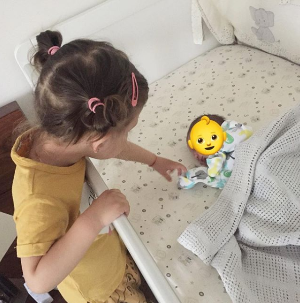 Simona Gherghe, luată la rost de fani din cauza copilului: „Ce mai e normal în ziua de azi?”