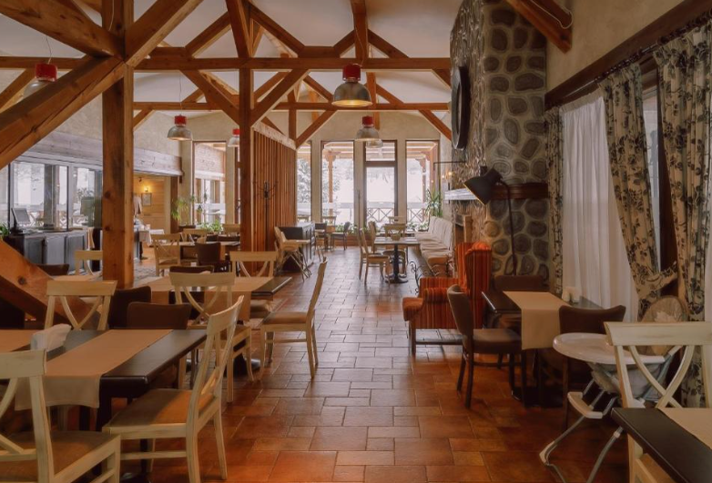 Hotelul Green Life Bansko 4* este situat la poalele muntelui Pirin/ sursă foto: Booking