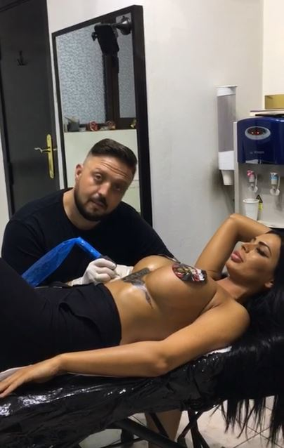 Renata a îndurat șase ore de durere pentru tatuajul preferat