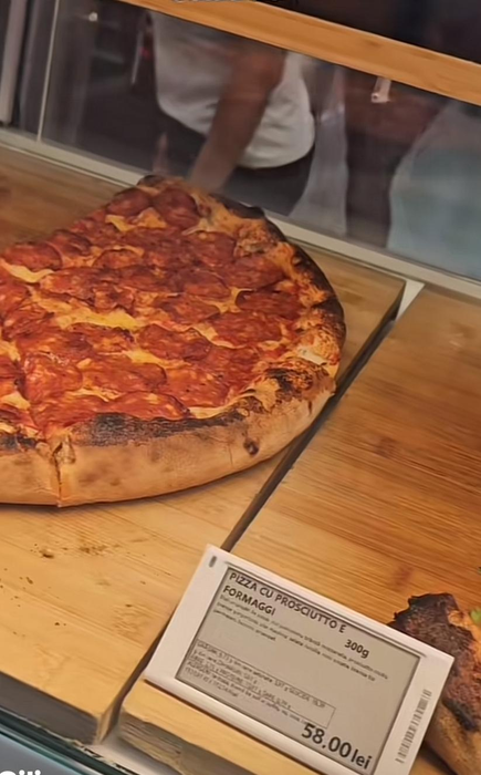 NU E BANC! Câți lei a plătit Florin pe o felie de pizza în Aeroportul Otopeni: ”Merge și cu credit ipotecar?”