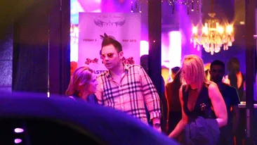 A combinat doua blonde, dar a dormit tot singur! Dupa ce a sarutat cu foc o tanara, Versace a fost abandonat in fata casei!