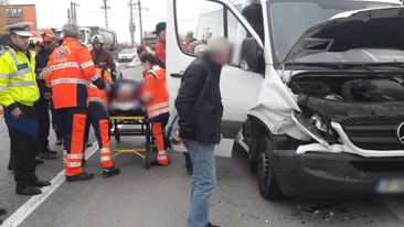 Încă un accident cu microbuz. Două persoane primesc îngrijiri medicale. Trafic blocat de DN72